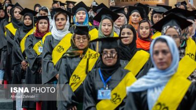 پوشش و حجاب دانشجویان در مراسمی با حضور رئیس جامعه مدرسین حوزه علمیه قم و وزیر علوم + عکس‌ها –   تاجر ونیز