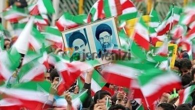 عکس دیده نشده از حضور مصطفی خامنه‌ای، پسر بزرگ رهبر انقلاب در مراسم ۲۲ بهمن –   تاجر ونیز